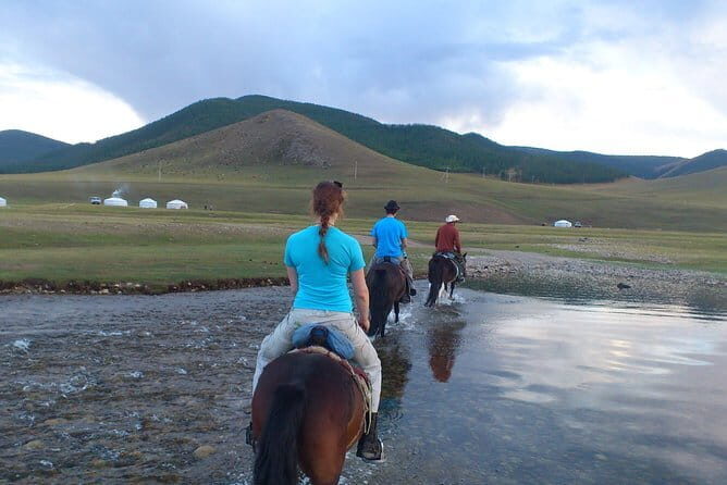 14 days Combination of Gobi and Central Mongolia - Day 1 to Day 3: From Baga Gazariin Chuluu to Tsagaan Suvarga and Three Beauty Mountains