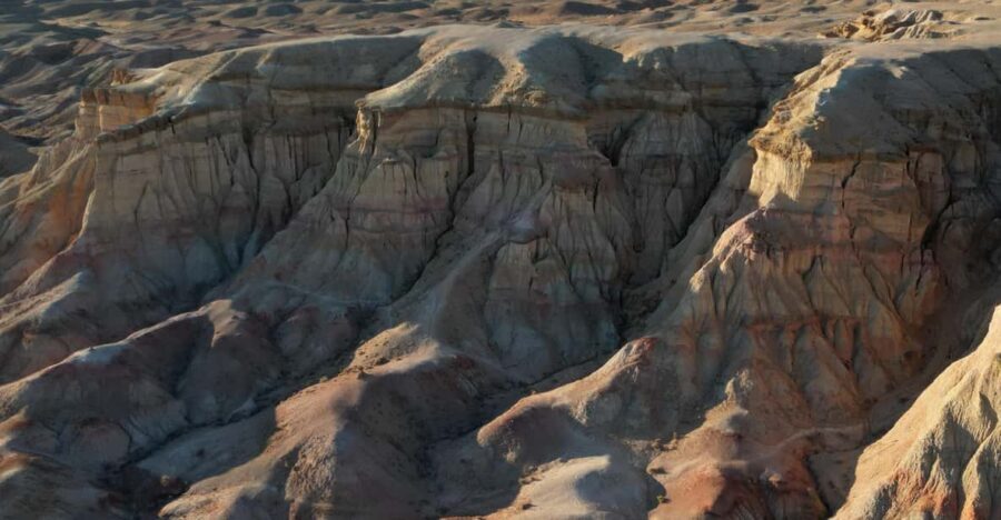 Discover / 8 day Great Gobi and Central Mongolia - Bayanzag (Flaming Cliffs) and Ongi Monastery: two different types of history